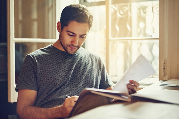 Un homme lit des documents