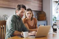 Un couple en train de gérer ses finances 