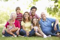 Plusieurs générations d’une famille assise dans l’herbe