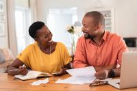 couple souriant devant ordinateur