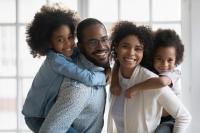 Deux enfants rient avec leurs parents