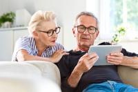 Couple consultant une tablette numérique