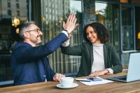 Un homme et une femme partenaires de travail se tapent dans la main