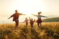 Une famille heureuse court dans la nature