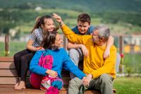 Une famille unie et heureuse sur un banc