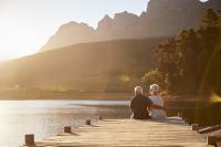 Un couple de seniors sur un ponton au bord d’un lac