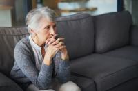 Femme inquiète sur un canapé