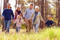 Plusieurs générations d’une famille dans l’herbe