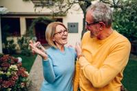 Un couple tenant les clés de leur nouvelle résidence principale