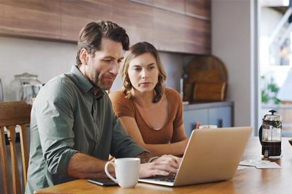 Un couple en train de gérer ses finances 