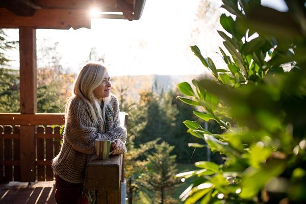 Une femme sur son balcon