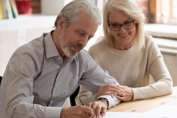 Un couple senior signant un contrat