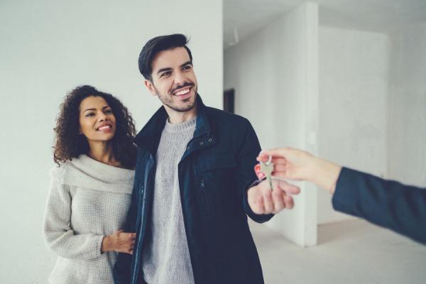 Un jeune couple reçoit les clés de sa maison