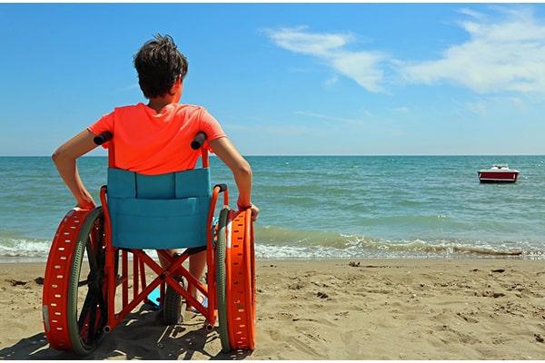 Enfant en fauteuil roulant en bord de mer