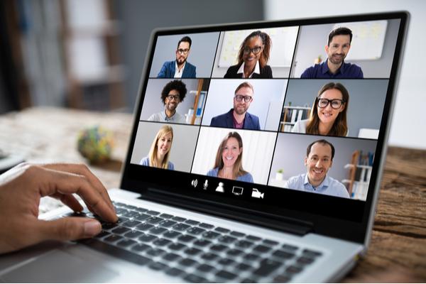 Une personne regarde un ordinateur en visioconference