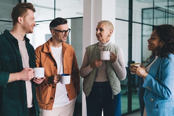 Un groupe de collègues en train de prendre un café