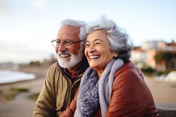 Un couple de seniors heureux 